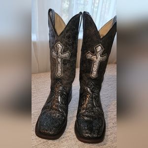 Ferrini woman's silver embossed cross boots 7